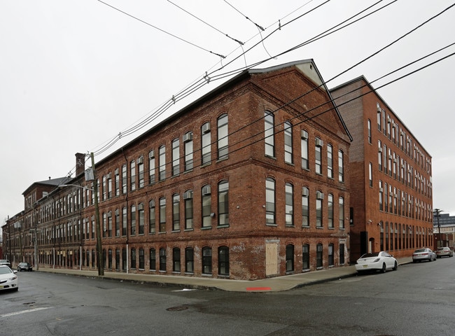 57 Madison St in Paterson, NJ - Foto de edificio - Building Photo