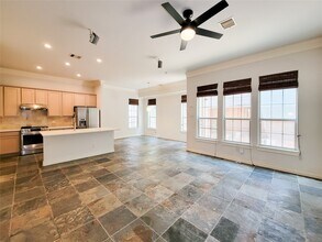 2911 Clinton Dr in Houston, TX - Building Photo - Building Photo