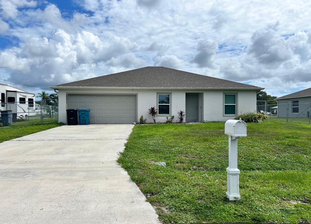 2371 SW Chestnut Ln in Port St. Lucie, FL - Building Photo