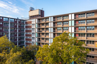 Victoria Plaza in San Antonio, TX - Building Photo - Building Photo