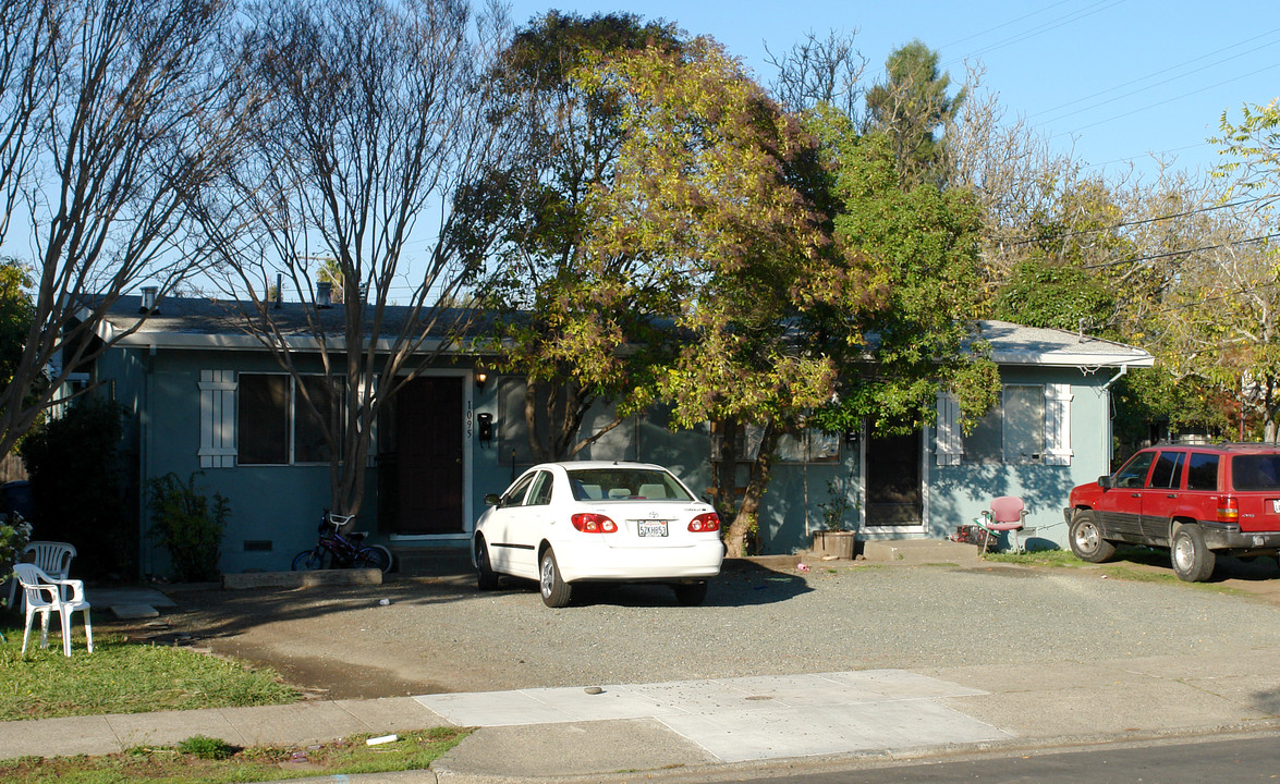 1095 Fulkerson St in Santa Rosa, CA - Foto de edificio