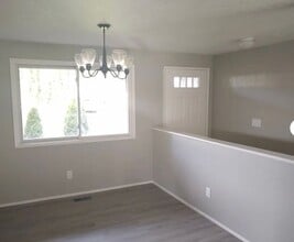 673 SW 20th Cir in Troutdale, OR - Building Photo - Building Photo