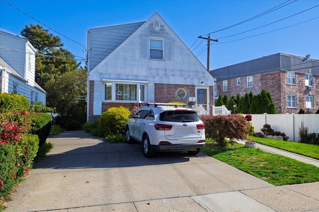 19 Daley Pl in Lynbrook, NY - Building Photo - Building Photo