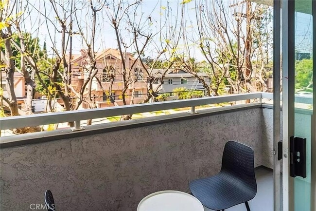 4406 Cahuenga Blvd, Unit 209 in Los Angeles, CA - Foto de edificio - Building Photo