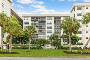 1000 Benjamin Franklin Dr in Sarasota, FL - Building Photo