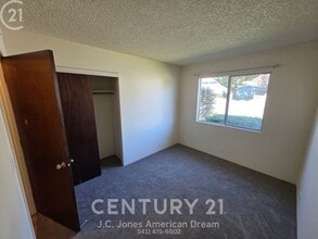 809 NW C St in Grants Pass, OR - Building Photo - Building Photo