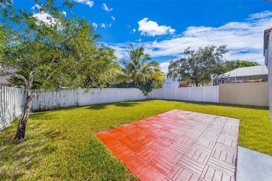365 NW 153rd Ln in Pembroke Pines, FL - Building Photo