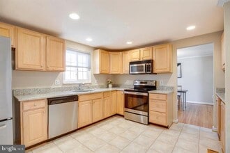 10718 Freds Oak Ct in Burke, VA - Foto de edificio - Building Photo