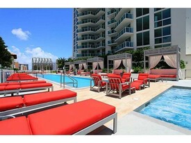 200 Sunny Isles Blvd, Unit #7-204 in Sunny Isles Beach, FL - Foto de edificio - Building Photo