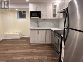 2164 Eighth Line in Oakville, ON - Building Photo - Building Photo