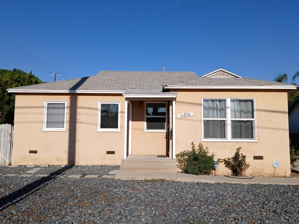 10636 Louise Ave in Granada Hills, CA - Foto de edificio