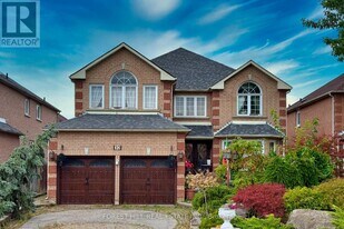 32 Hamills Crescent in Richmond Hill, ON - Building Photo