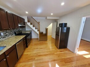 233 Broadway, Unit 3 in Cambridge, MA - Foto de edificio - Building Photo