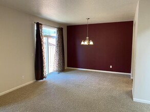 3395 SE Meadowview Way in Hillsboro, OR - Building Photo - Building Photo