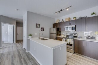 15021 SW Millikan Way in Beaverton, OR - Building Photo - Building Photo