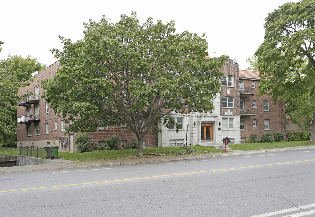 6815 W Sherbrooke O in Montréal, QC - Building Photo