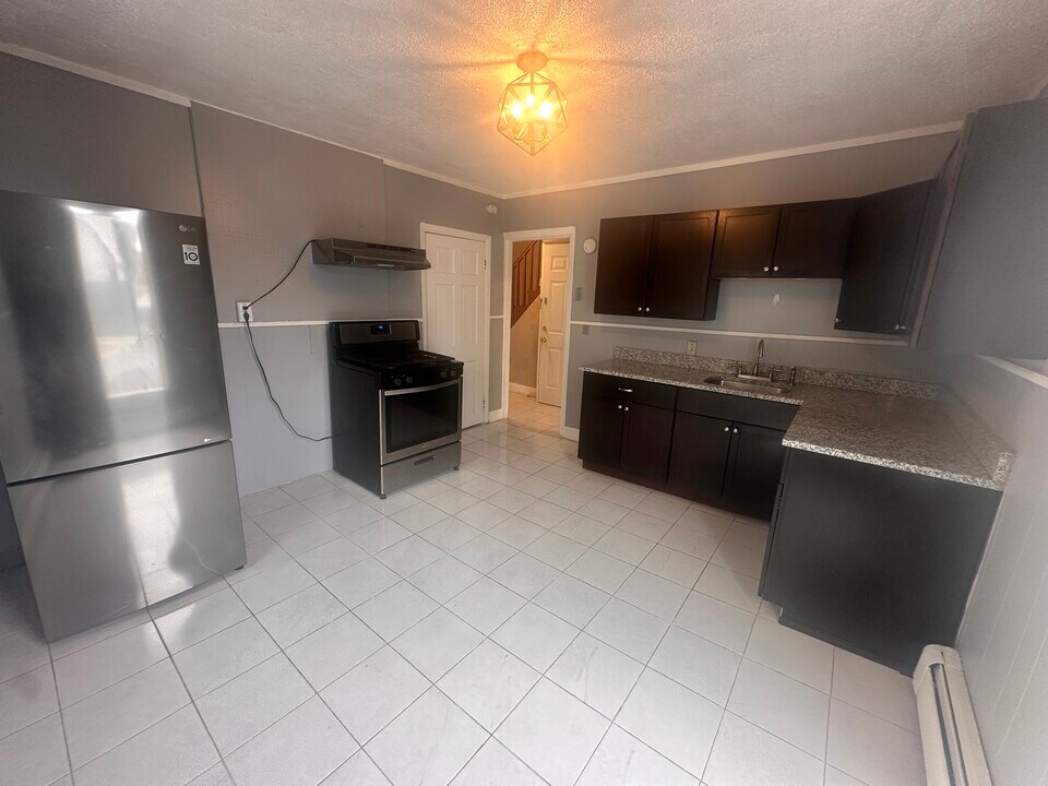 22 Linden St, Unit 2 in Somerville, MA - Building Photo