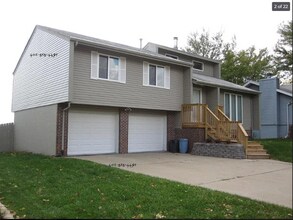 2303 Morrie Dr in Bellevue, NE - Foto de edificio - Building Photo