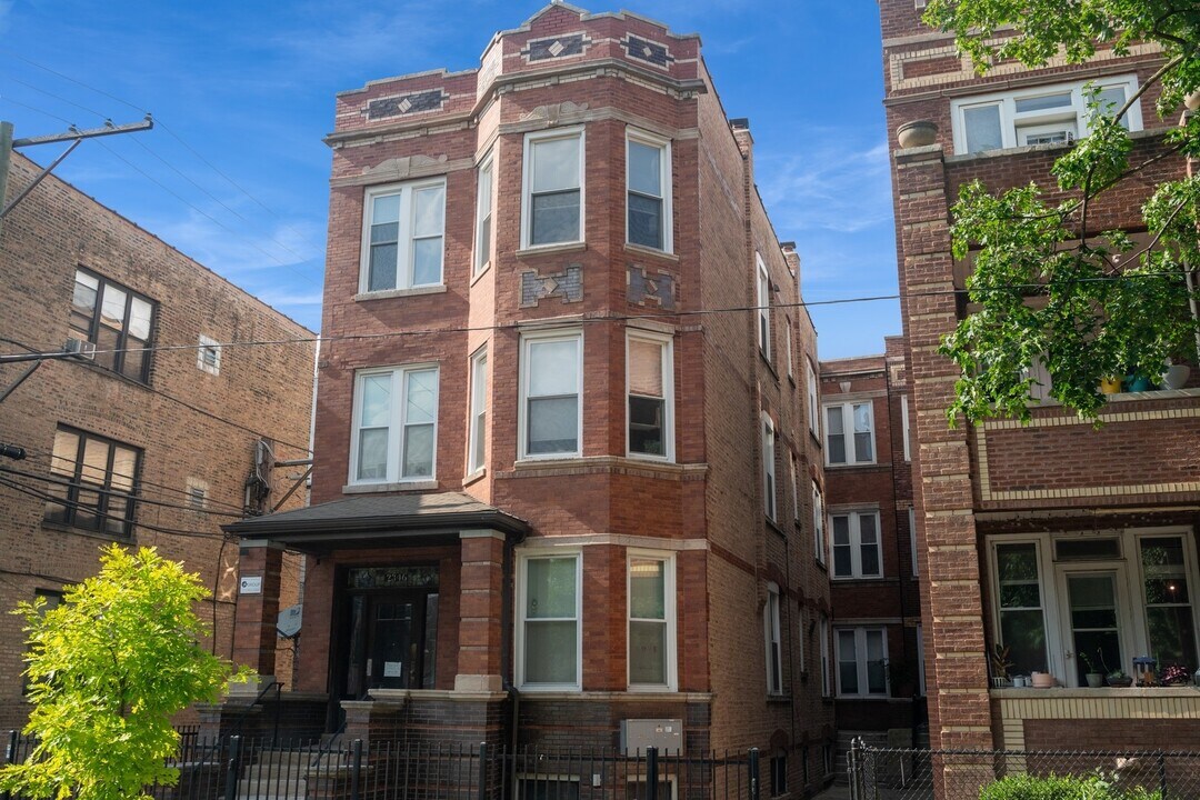 2346 W Thomas St in Chicago, IL - Building Photo