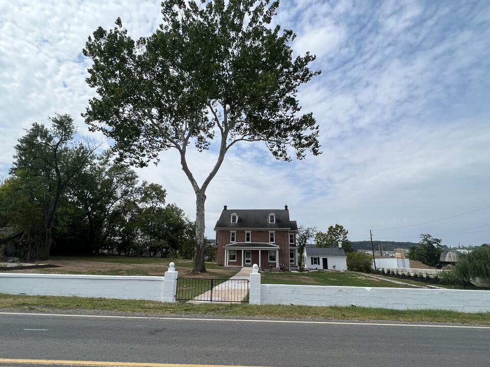 1401 Arcona Rd in Mechanicsburg, PA - Building Photo