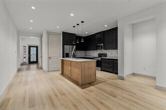 660 Elsberry Ave in Dallas, TX - Building Photo - Building Photo