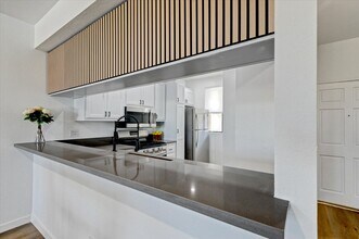 555 Maine Ave in Long Beach, CA - Foto de edificio - Building Photo