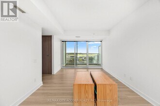 17 Bathurst St in Toronto, ON - Building Photo - Building Photo