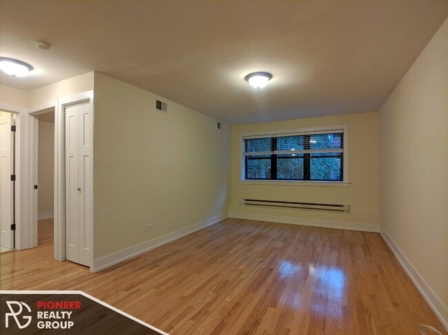 557 W Arlington Pl, Unit 2 in Chicago, IL - Building Photo - Building Photo
