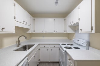 The Folly Townhomes in Charleston, SC - Foto de edificio - Interior Photo