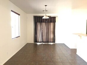 7323 W St Charles Ave in Phoenix, AZ - Foto de edificio - Building Photo