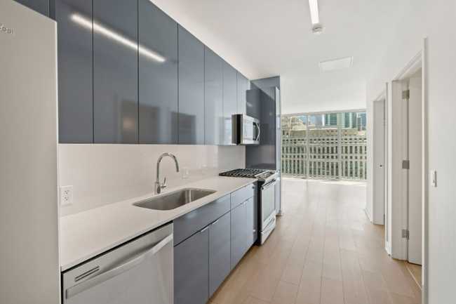 321 W Illinois St in Chicago, IL - Building Photo - Building Photo