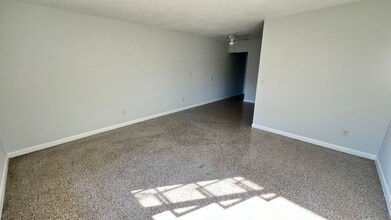 2323 Belmar Dr in Belleair Bluffs, FL - Foto de edificio - Building Photo