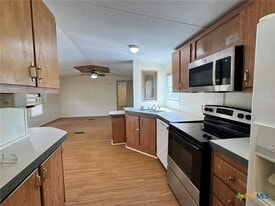 1111 Olmos Rd in Seguin, TX - Building Photo