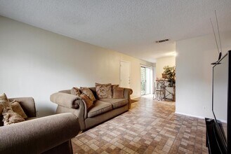 1740 Rutland Dr in Austin, TX - Building Photo - Building Photo
