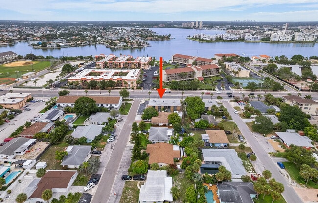 Splendid unit near the beach in St Pete Beach, FL - Foto de edificio - Building Photo