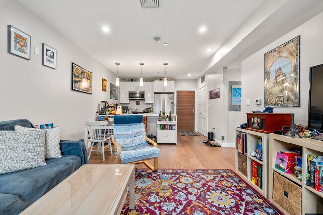475 Lagrange St, Unit 107 in Boston, MA - Foto de edificio - Building Photo