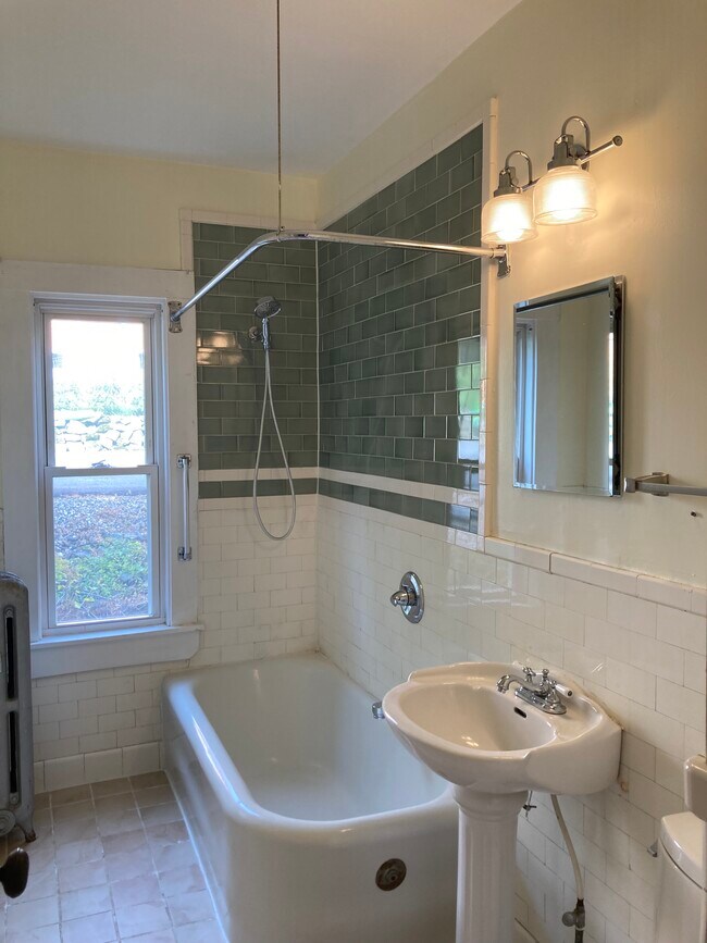 5 Colonial Rd, Unit 1 in Worcester, MA - Foto de edificio - Building Photo