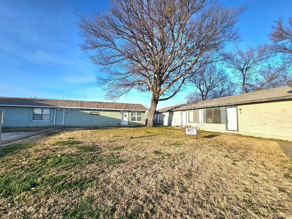 101 E Broadway St in Owasso, OK - Building Photo