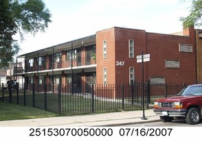 379 E 107th St in Chicago, IL - Building Photo