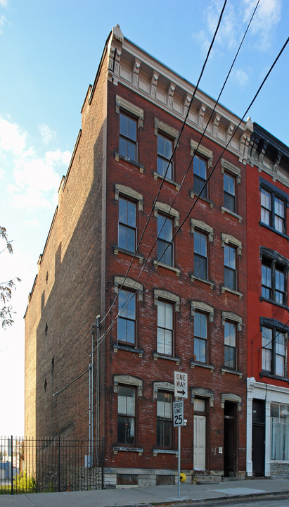 551 E Thirteenth St in Cincinnati, OH - Foto de edificio