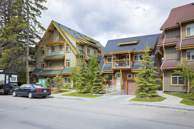 407 Beaver St in Banff, AB - Building Photo - Primary Photo