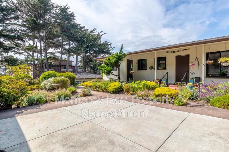 235 Grove Acre Ave in Pacific Grove, CA - Foto de edificio