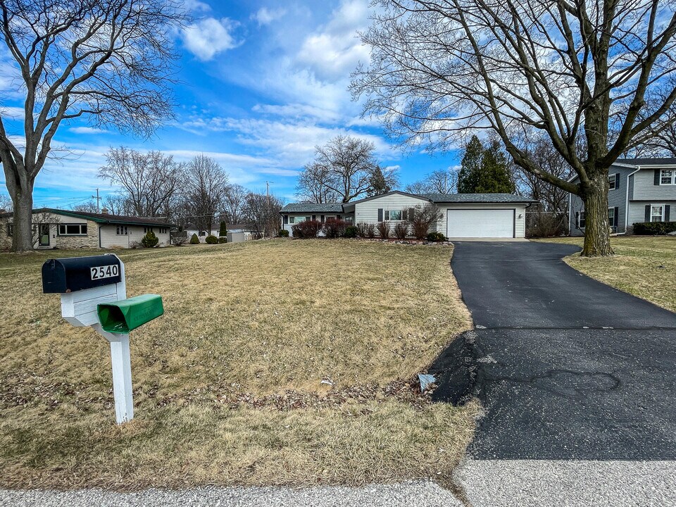 2540 Anita Dr in Brookfield, WI - Building Photo