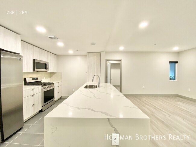 1534 Brockton Ave in Los Angeles, CA - Building Photo - Building Photo