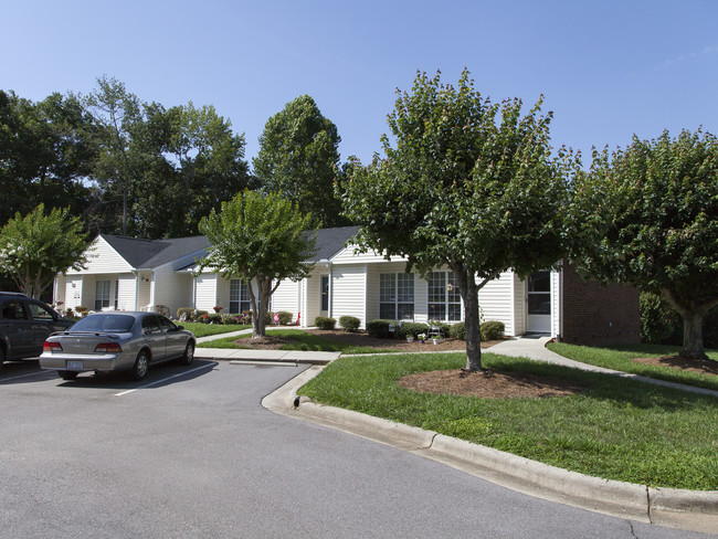 Sheffield Manor Apartments in Siler City, NC - Foto de edificio - Building Photo