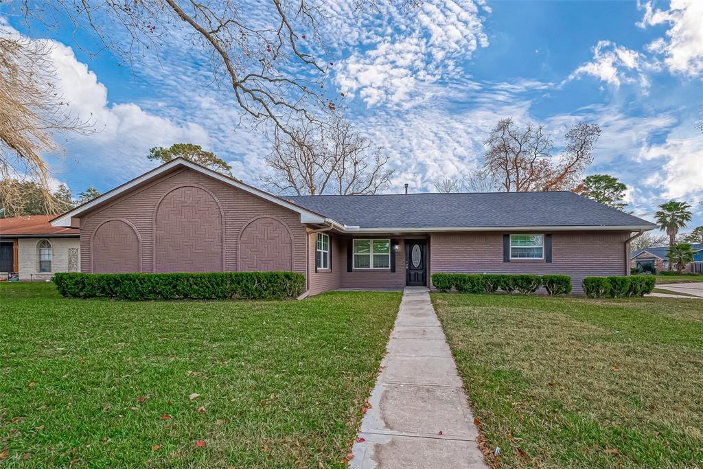 909 Oak Vista Ct in Friendswood, TX - Building Photo