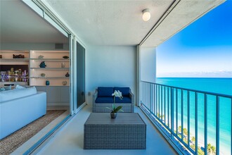 881 Ocean Dr in Key Biscayne, FL - Foto de edificio - Building Photo