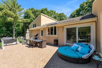 90 Rodeo Dr in Oyster Bay, NY - Building Photo - Building Photo