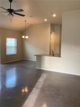 379 Joanne Lp in Buda, TX - Foto de edificio - Building Photo