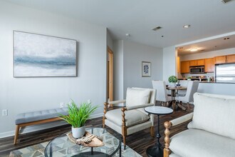 Bayshore Place in Glendale, WI - Foto de edificio - Building Photo